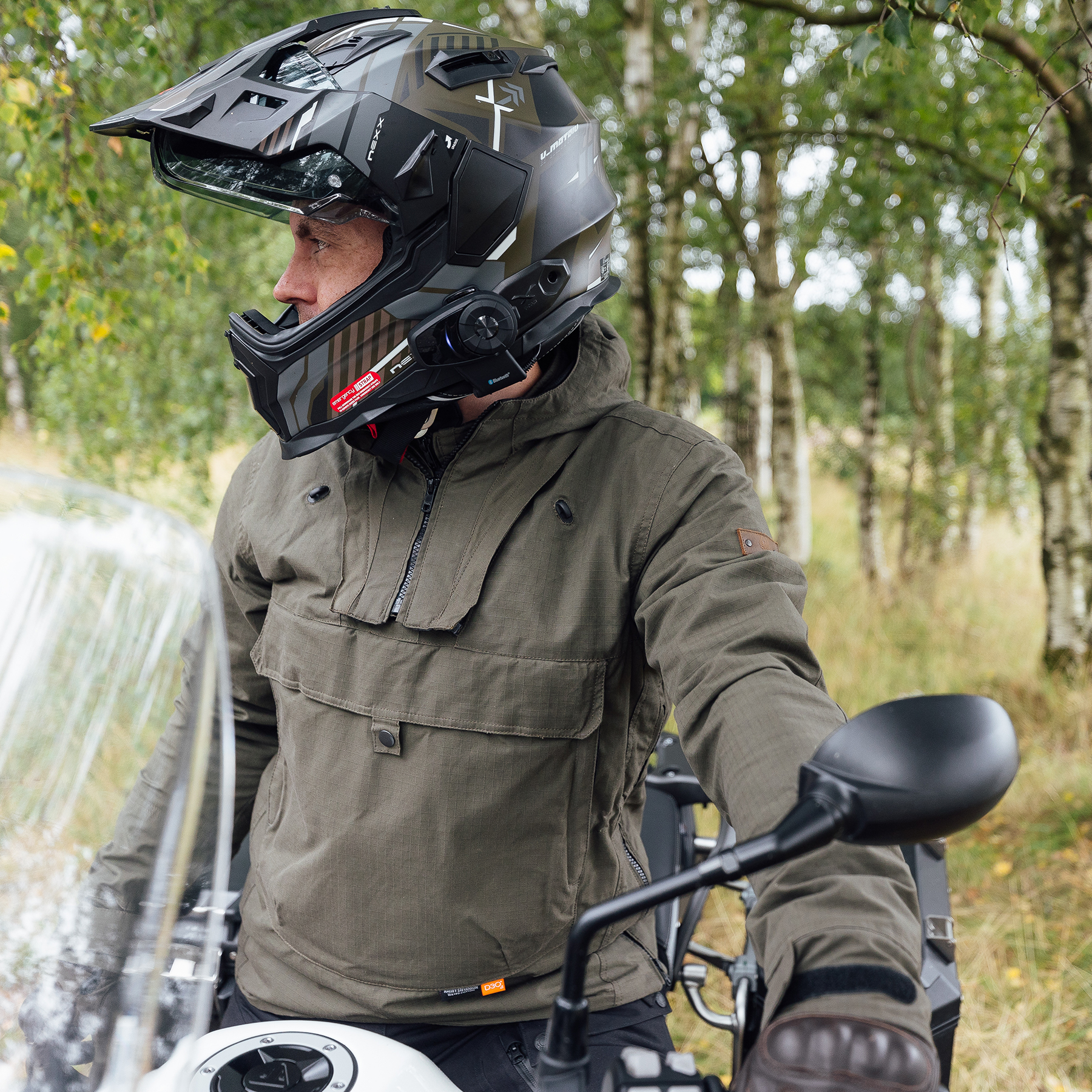 Lifestyle image of the Merlin Outlaw Smock in green