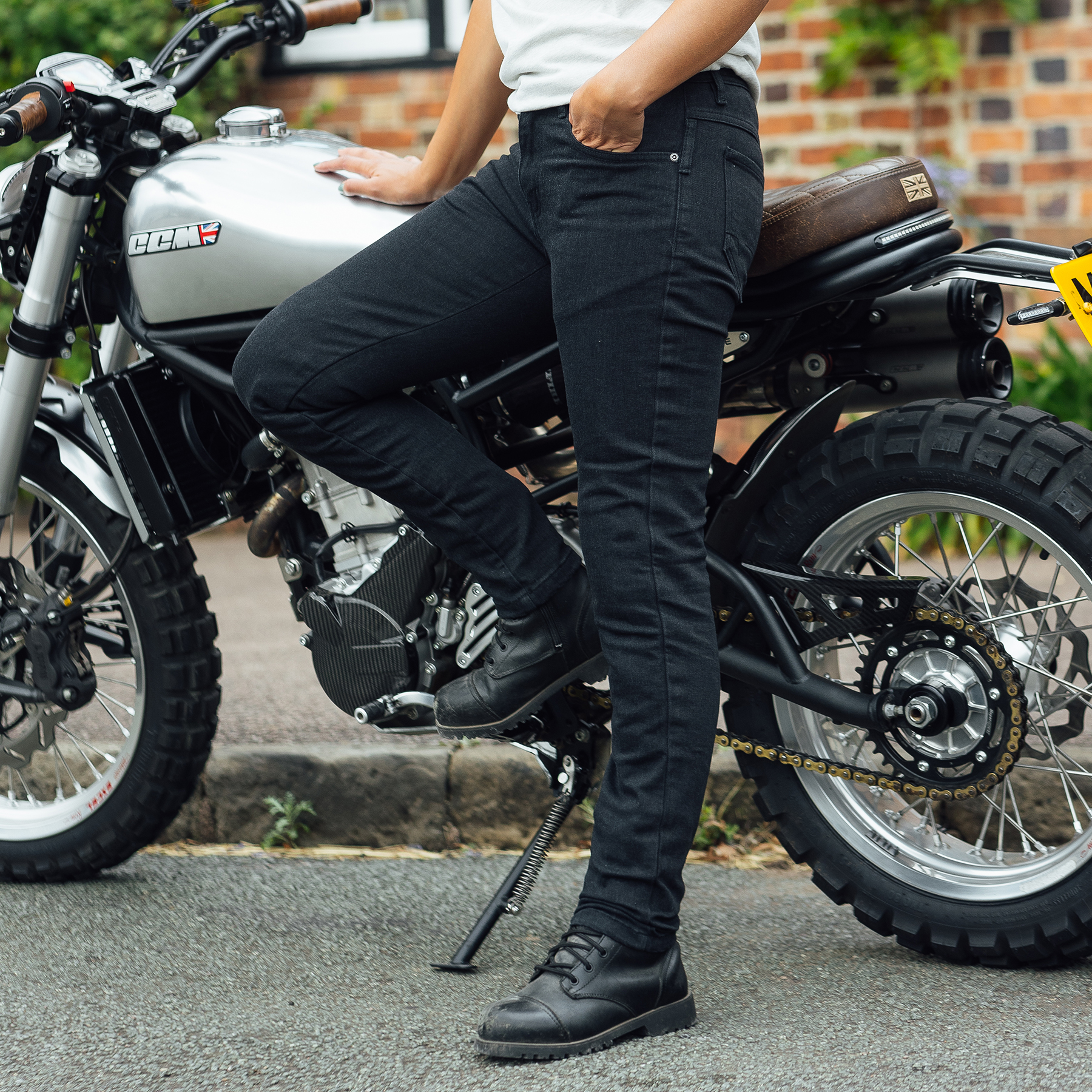 Lifestyle image of the Merlin Zoey jeans