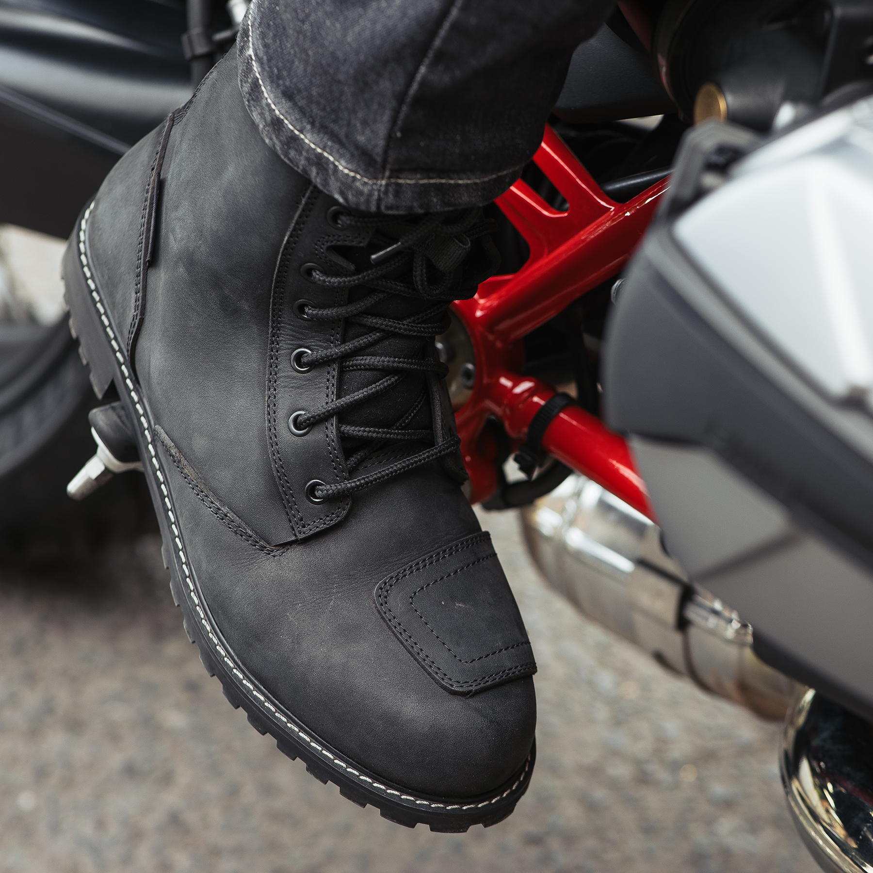 Lifestyle image of the Merlin Drax II boots in black