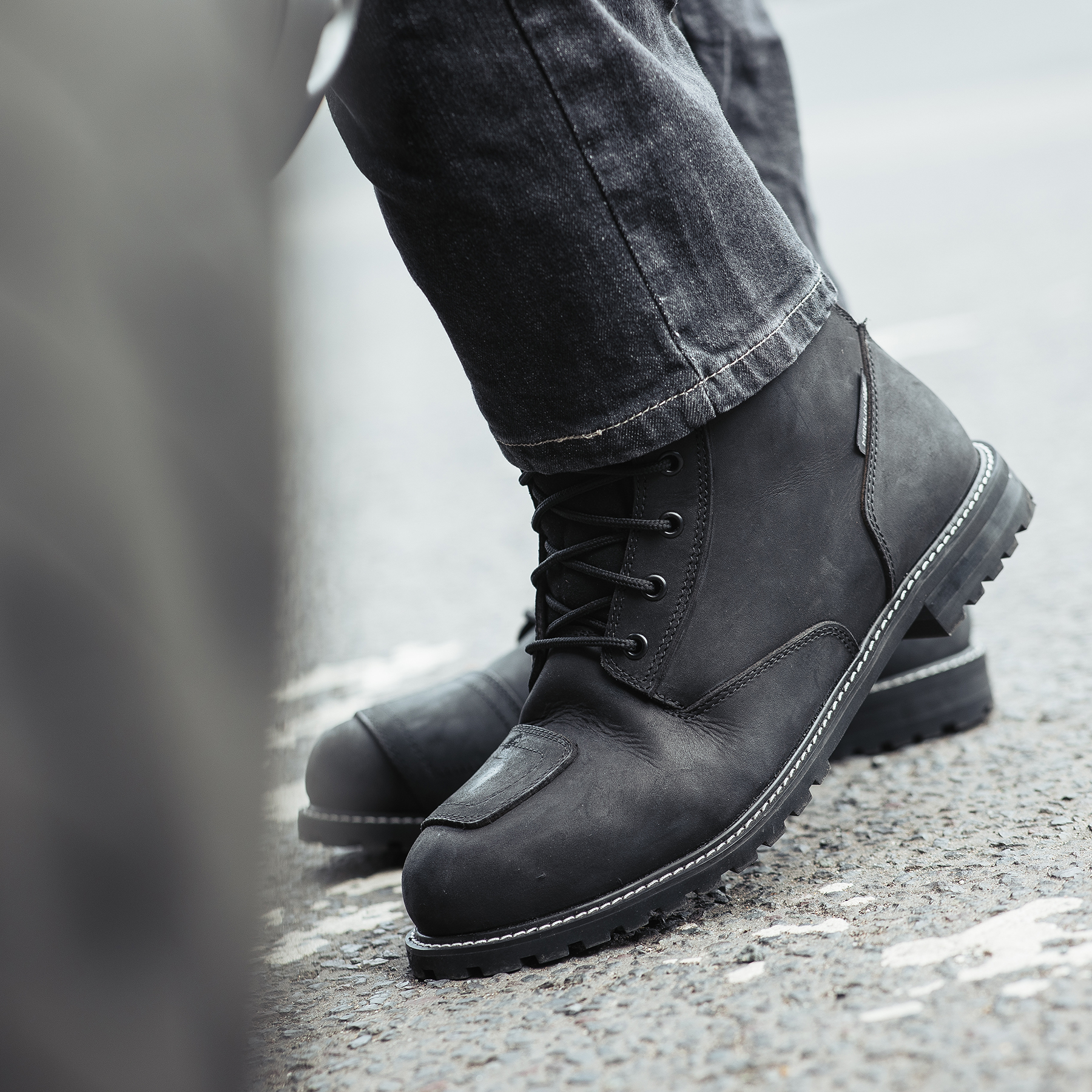 Lifestyle image of the Merlin Drax II boots in black