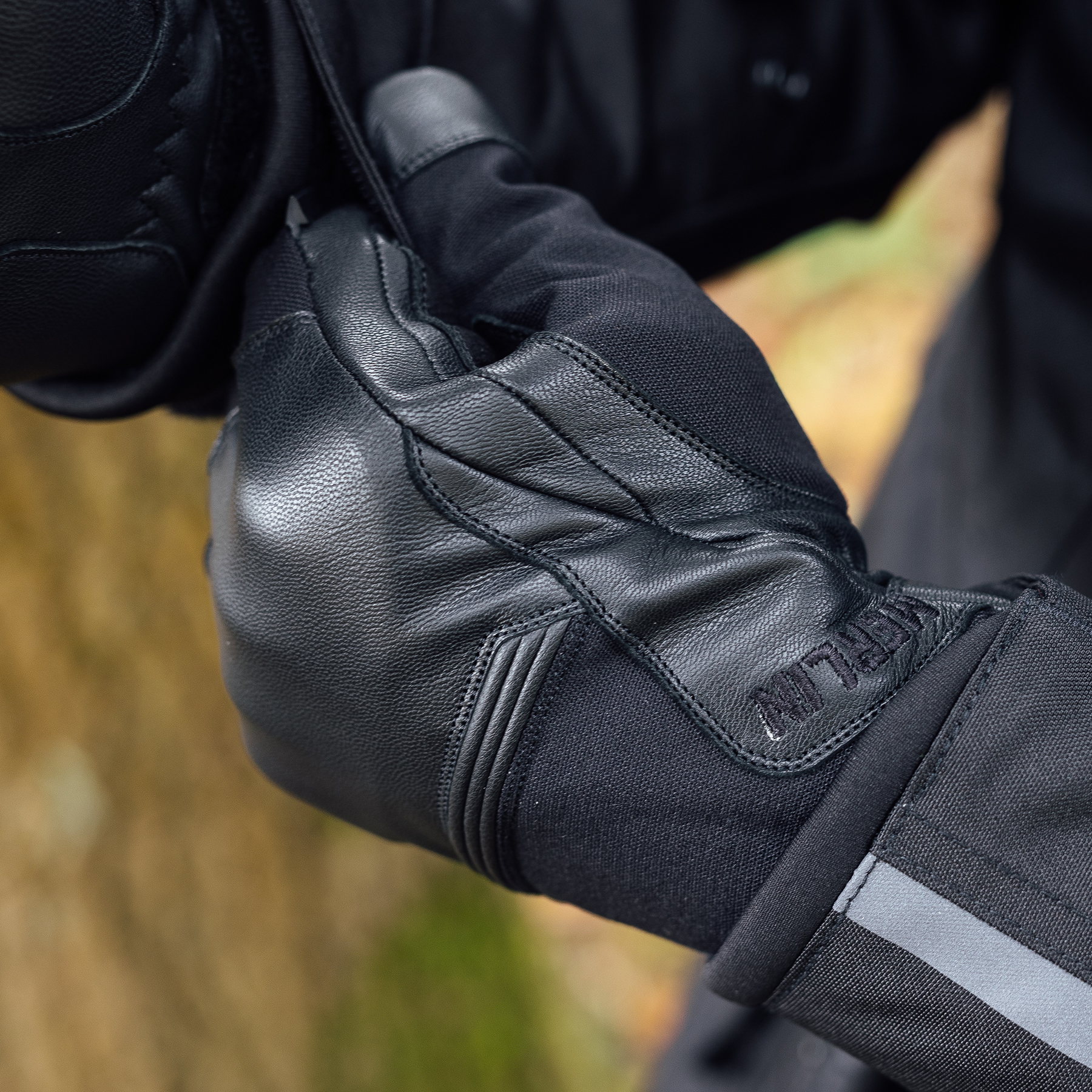Merlin Cerro gloves in black