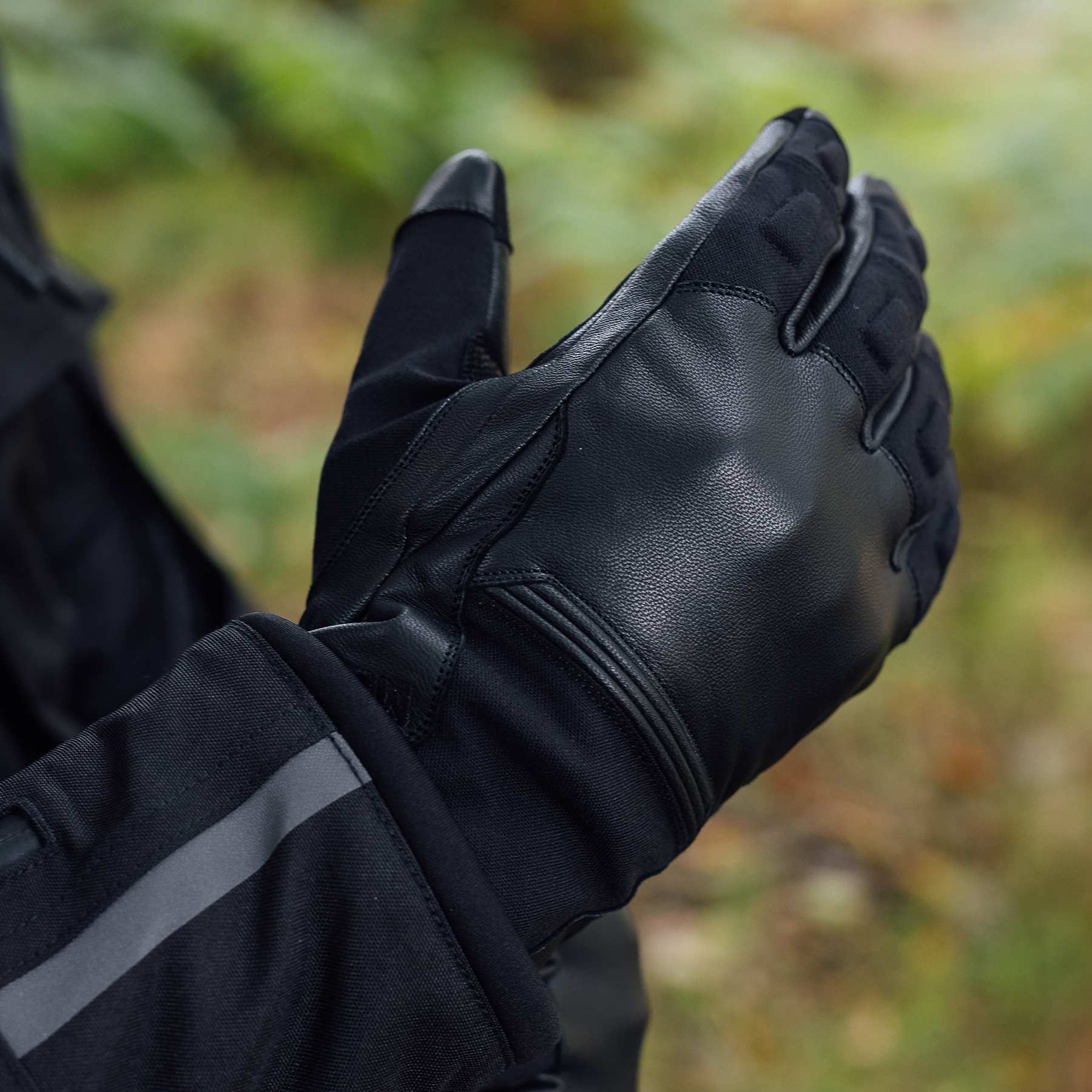 Merlin Cerro gloves in black