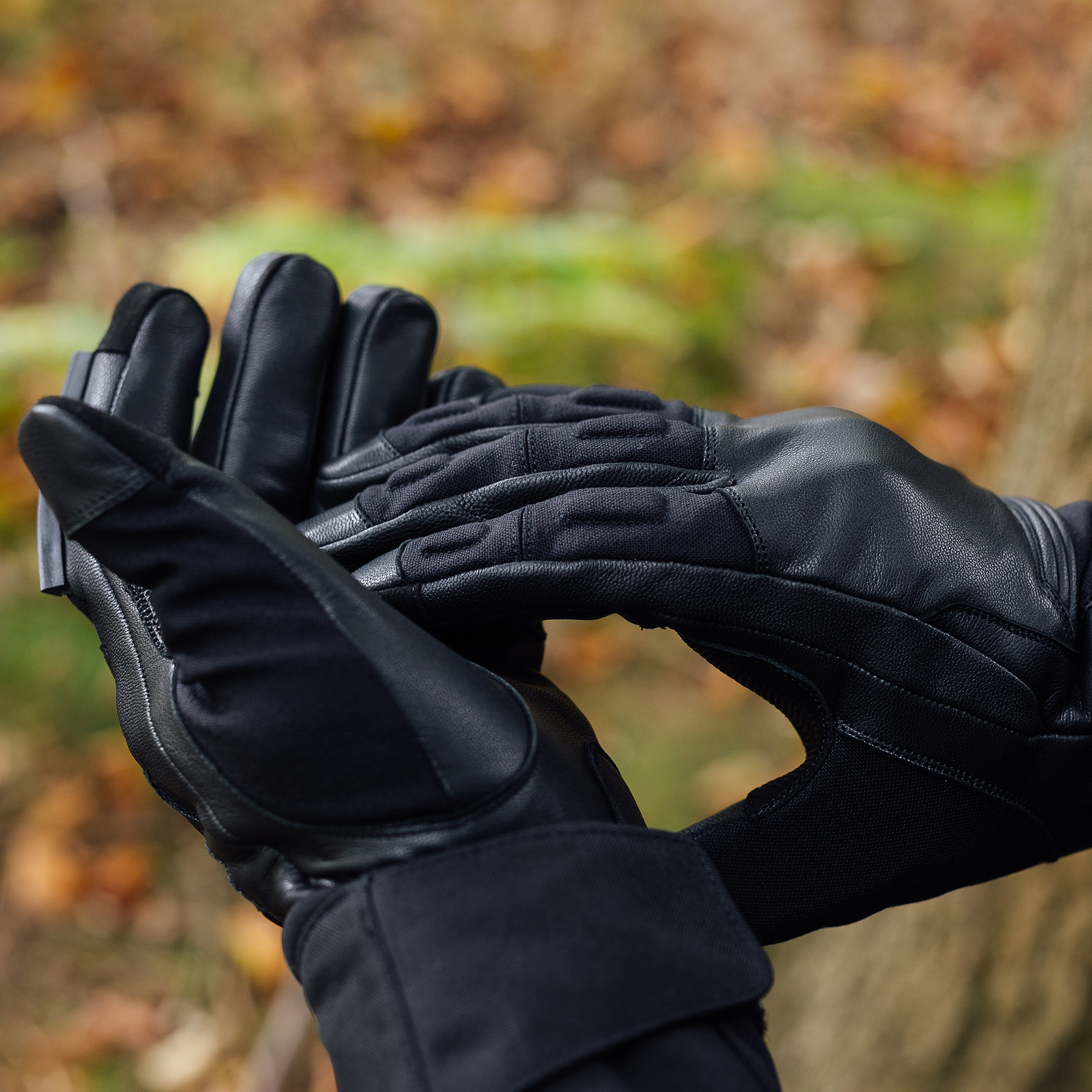 Merlin Cerro gloves in black