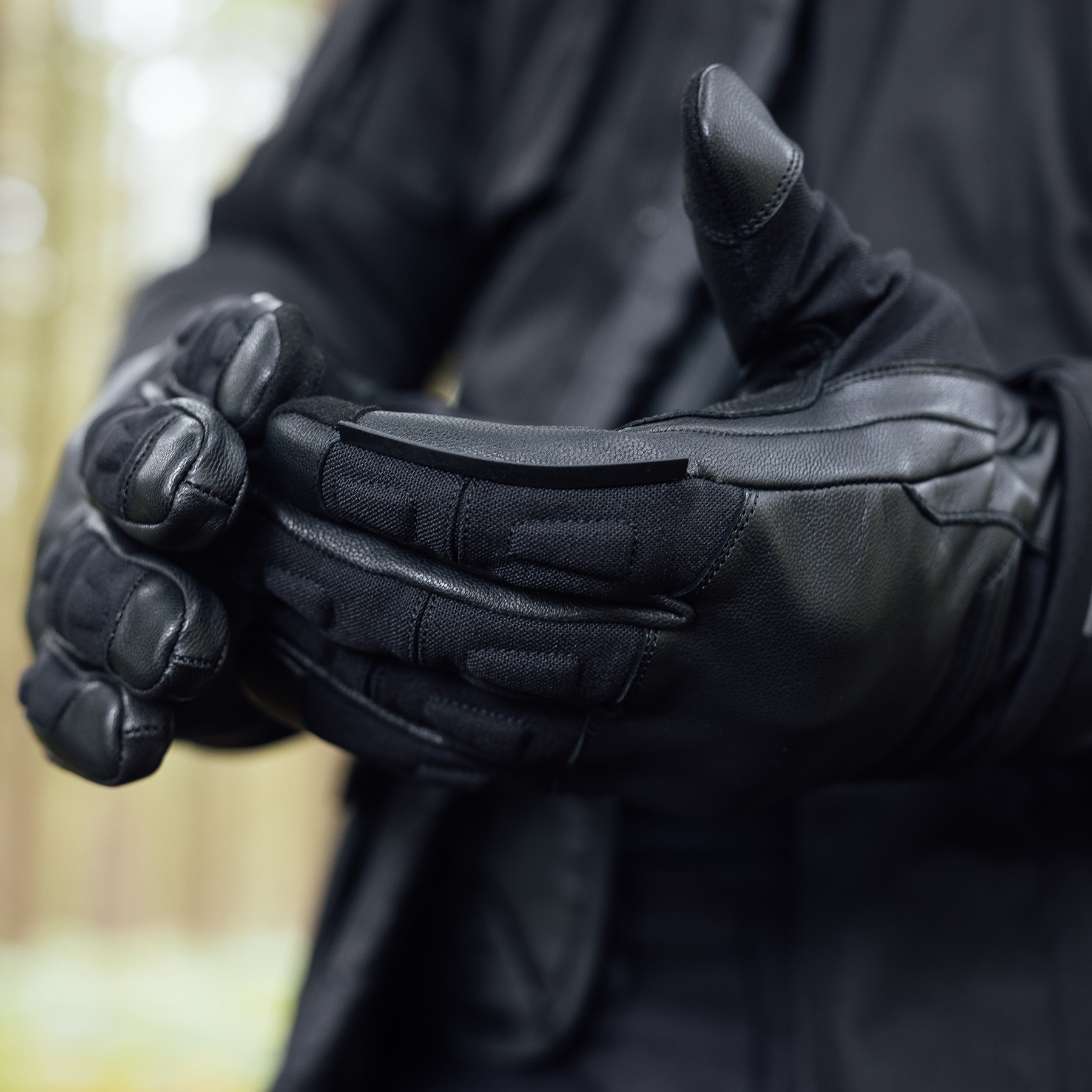 Merlin Cerro gloves in black