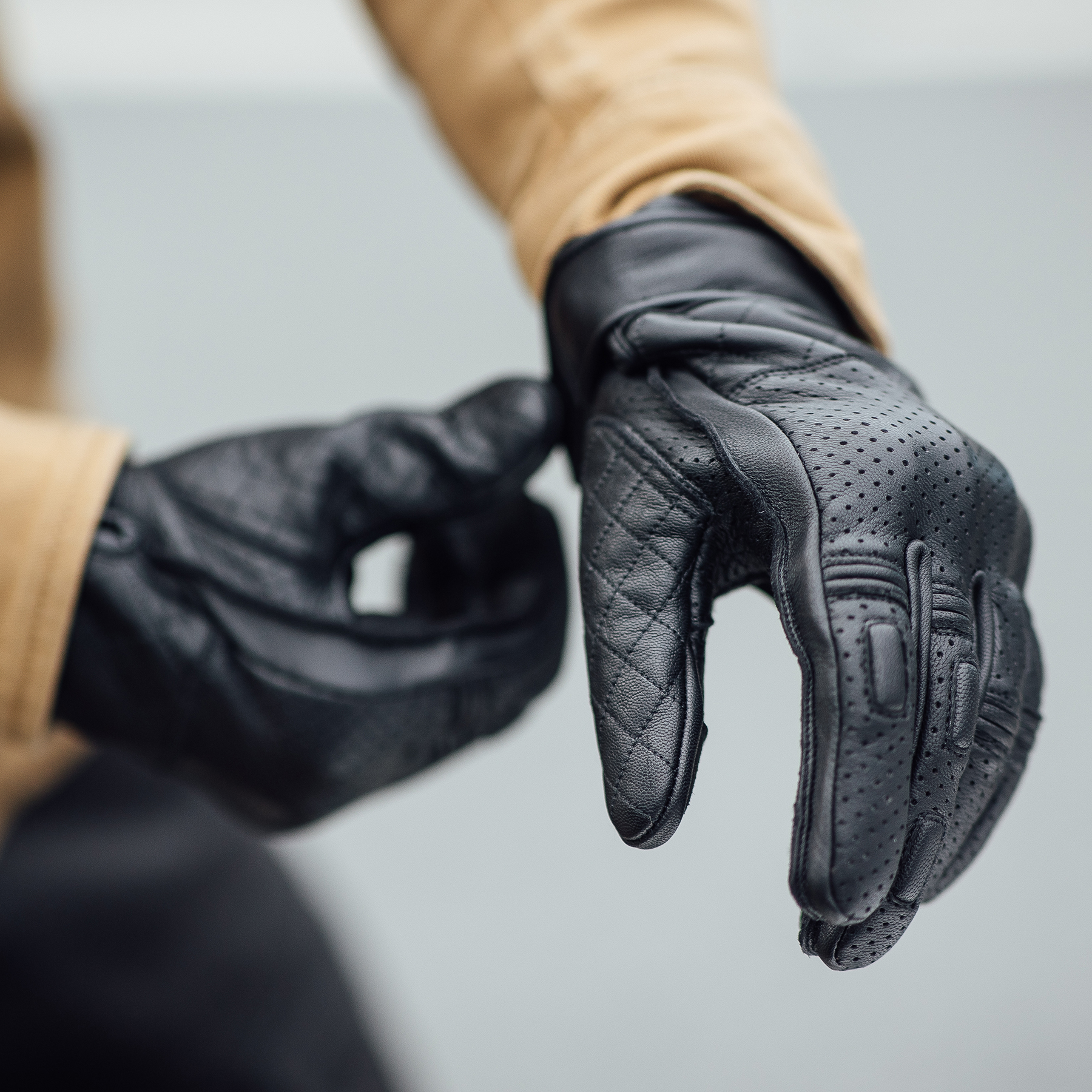 Merlin Clanstone gloves in black