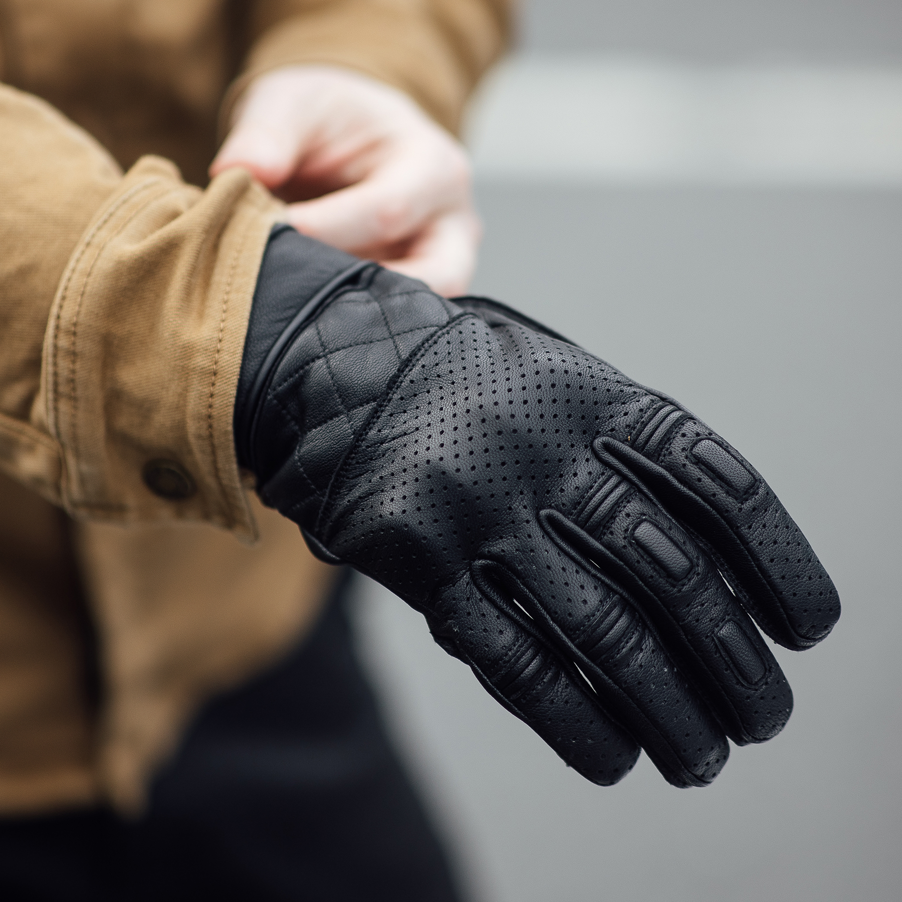 Merlin Clanstone gloves in black