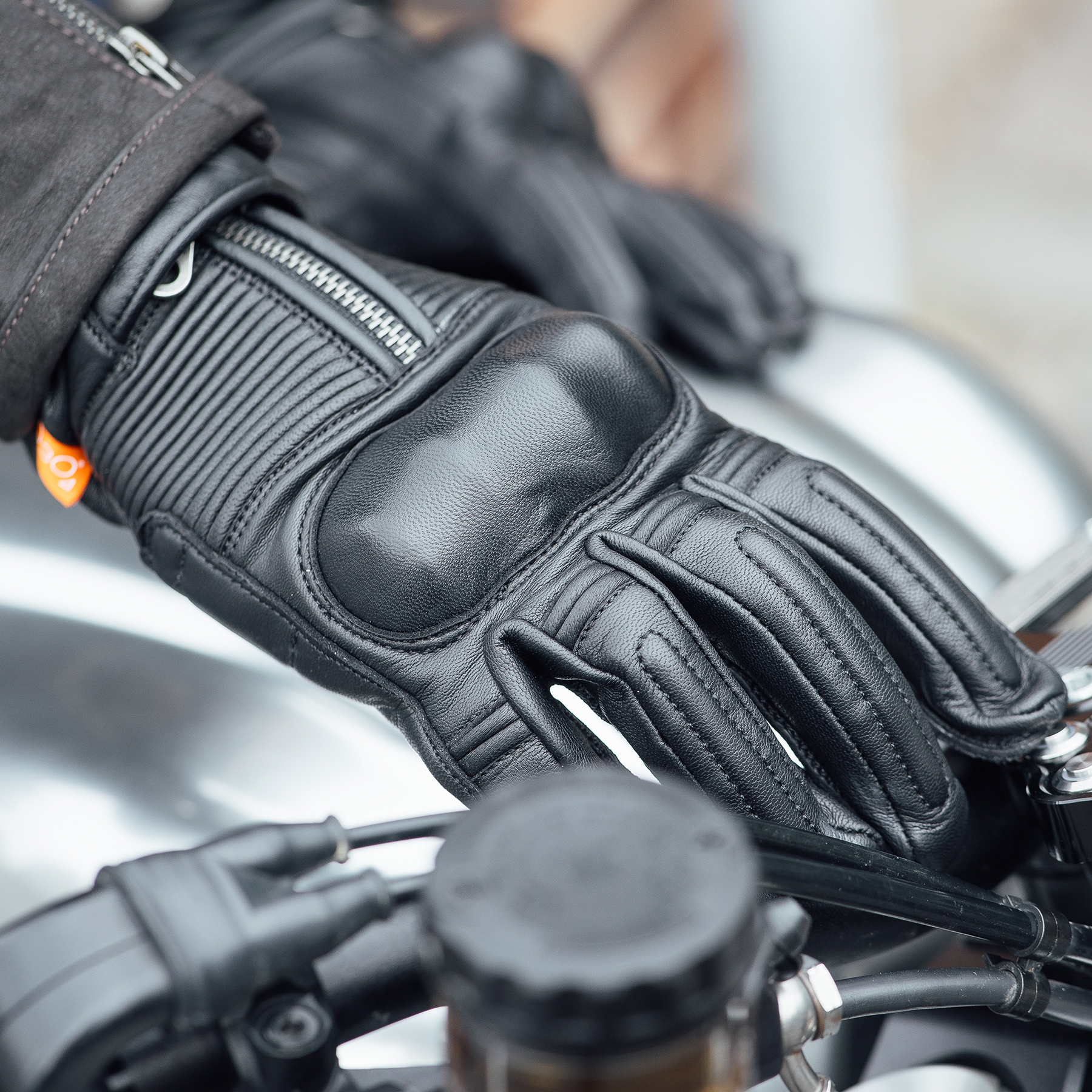 Merlin Glory gloves in black